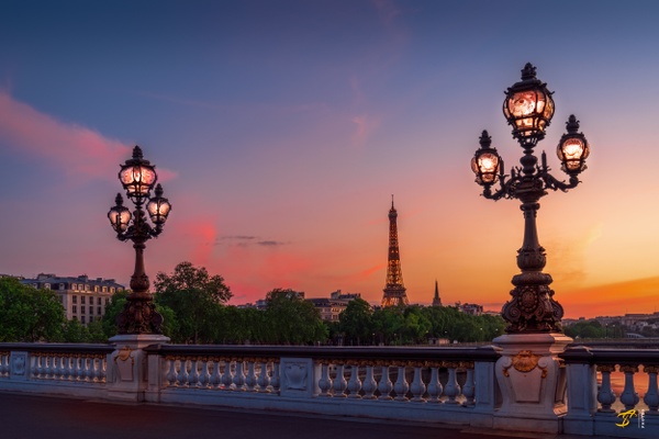 View of the Eiffel Tower from Alexander Bridge at Sunset in Paris, France, 2021. - Urban Photos &amp;#821 Thomas Speck Photography