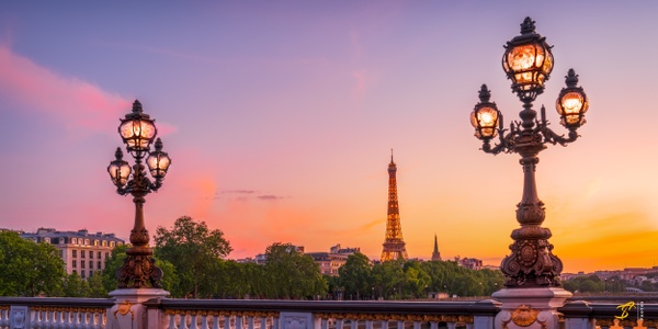 View of the Eiffel Tower from Alexander Bridge at Sunset in Paris, France, 2021. - Urban Photos &amp;#821 Thomas Speck Photography