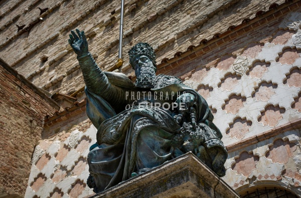 Bronze-statue-of-Pope-Julius-III-Perugia-Umbria-Italy - Photographs of Umbria, Italy 