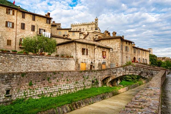 Via-del-Camignano-Gubbio-Umbria-Italy - Photographs of Umbria, Italy