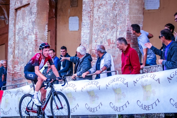 20191005-20191005-Geoghegan Hart going backwards-2 - Giro dell' Emilia 2019 - Heather Morrison Photography